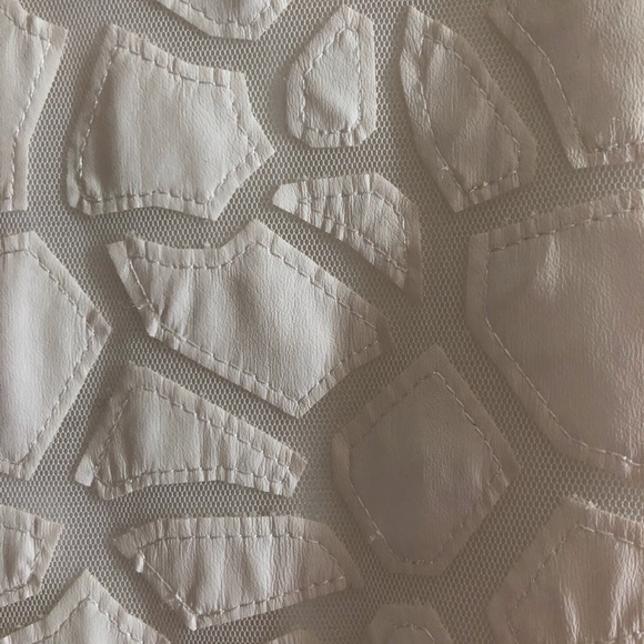 Sale! 🌟 Vince Camuto white top w white appliqués 💋 - Picture 5 of 10